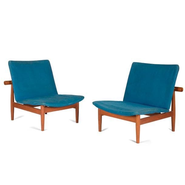 FINN JUHL (1912-1989) DESIGNER &
FRANCE AND SON ÉDITEUR
FD 137 dit aussi Japan chair, le modèle créé en [1953]
Paire de chauffeuses. Structures en teck. Assises et dossiers garnis de leur mousse et de leur tissu d’origine bleu. Édition ancienne. État d’usage, garnitures en mouse altérées. Chaque siège porte la pastille circulaire métallique de l’éditeur FRANCE and Son. 70 x 58 x 70 cm
