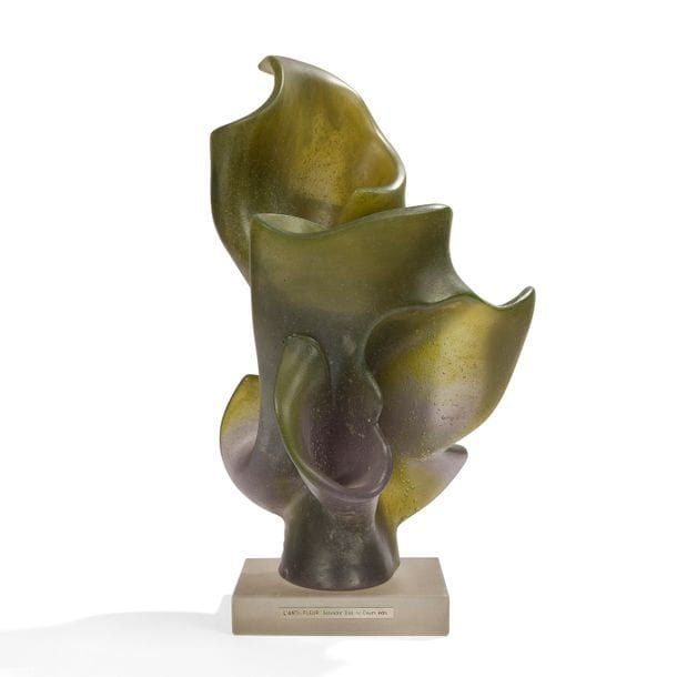 SALVADOR DALI (1904-1989) POUR DAUM FRANCE 
L’Anti-Fleur, modèle créé en [1970], édité à 150 exemplaires numérotés
Sculpture. Épreuve en pâte de cristal vert foncé nuancé d’aubergine par endroits. Chocs et éclats à la base, une fissure vers la base, légers frottements sur le socle. Complète de son socle en verre sablé gris reprenant dans un cartouche le titre et les noms de l’auteur et de l’éditeur. Signée DALI et datée (19)70, porte le cachet ovale DAUM et numérotée 69/150 vers la base. H. sculpture seule : 37 cm - H. totale 40 cm 

Important :
Le certificat d’authenticité de la Maison Daum sera remis à l’acquéreur. 