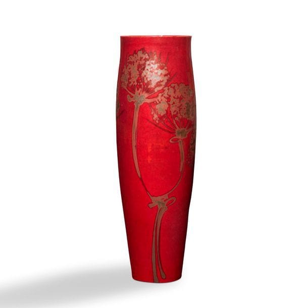 ALAIN DEJARDIN (né en 1941)
Ombelles 
Vase balustre à large col ouvert. Épreuve en céramique ; le décor traité gris nuancé sur fond émaillé rouge irisé. Infimes égrenures sur le pourtour du col et de la base. Signé A. DEJARDIN et daté (19)90 sous la base. H. 31 cm 