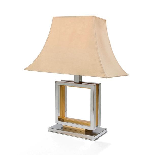 ATTRIBUÉ À ROMEO REGA (XXe-XXIe)
Lampe de salon. Le pied en métal chromé et doré. L’abat-jour pagode en tissu beige (taches). H. 72 cm