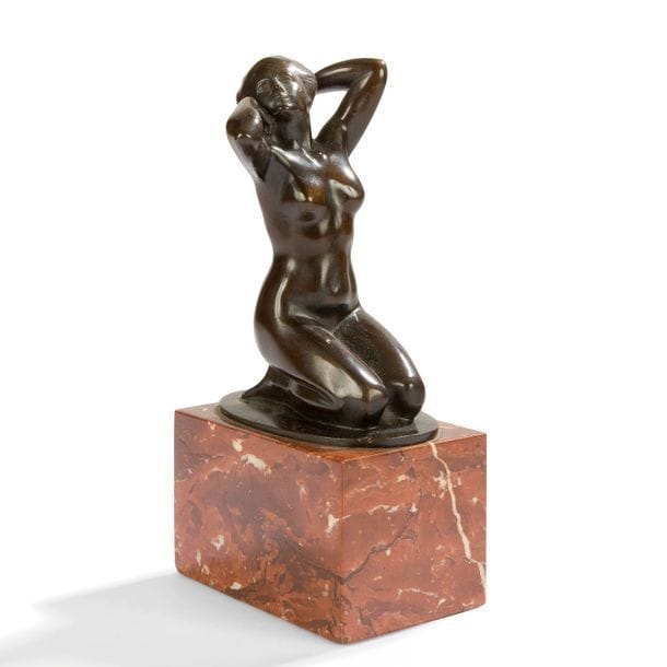 RUDOLF STOCKER (1879-1949) 
Femme agenouillée
Sculpture. Épreuve en bronze à patine brune. Fonte d’édition ancienne. Base en marbre d’origine. Signée 
R. STOCKER sur la terrasse en bronze. 
H. bronze seul : 13,5 cm – H. totale : 20 cm