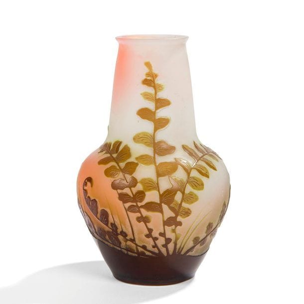 ÉTABLISSEMENTS GALLÉ (1904-1936) 
Fougères
Vase balustre à col tronconique. Épreuve en verre multicouche au décor, dégagé à l’acide, traité brun et olive sur fond gris-blanc nuancé de vert et de mandarine. Signé GALLÉ, en réserve gravé en camée à l’acide. H. 9 cm 