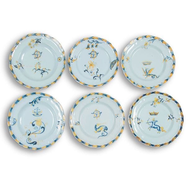 ÉMILE GALLÉ (1846-1904) 
Créatures fantastiques 
Réunion de 6 assiettes à bord festonné ; trois creuses, deux plates et une plus petite. Épreuves en faïence à décor émaillé bleu et jaune de créatures chimériques, de fleurs et du chiffre D. Cheveux et sauts d’émail épars. Chacune signée E. GALLÉ au revers. D. 26 & 24 cm 