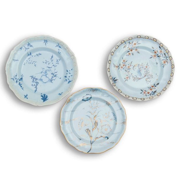 ÉMILE GALLÉ (1846-1904) 
Liserons, lancier et femme de la Renaissance
Réunion de 3 assiettes à bord festonné. Épreuves en faïence émaillée ; les décors polychromes sur des fonds bleu ciel. Sauts d’émail épars. Chacune signée Émile GALLÉ Nancy au revers. D. 24 – 26 & 24,5 cm 