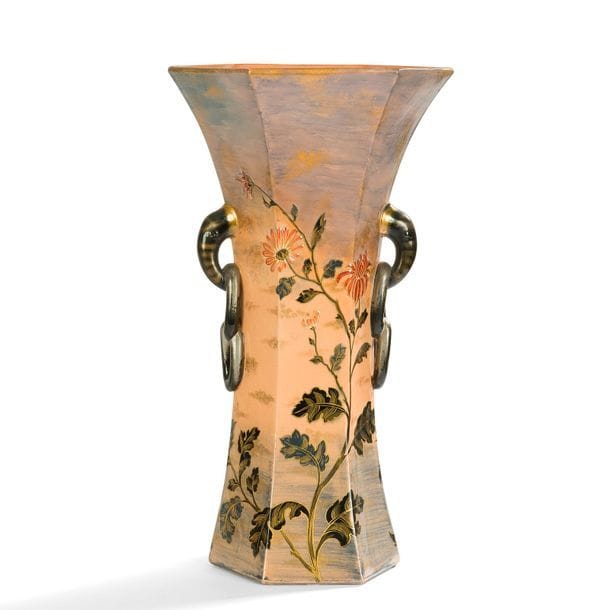 ÉMILE GALLÉ (1846-1904) – DÉCOR DE LOUIS HESTAUX (1858-1919) 
Chrysanthèmes du Japon 
Grand vase diabolo à corps hexagonal à deux prises latérales figurées par des chaînes. Épreuve en faïence émaillée polychrome et à l’or, le décor floral traité, en partie, en relief. Intérieur émaillé saumon. Restaurations. Signé E. G. à la Croix de Lorraine et Émile GALLÉ sous la base.
H. 43 cm 

Décors de Louis Hestaux en rapport : 
Gallé - Musée du Luxembourg, exposition du 29 novembre 1985 au 2 février 1986. Pièces du service Floral reproduites sous les numéros 33a à 33j pages 114 et 115 du catalogue. Modèles de décor pour le service Floral, exposés lors de cette manifestation sous les numéros 204 à 206, une planche reproduite page 297 du catalogue. 