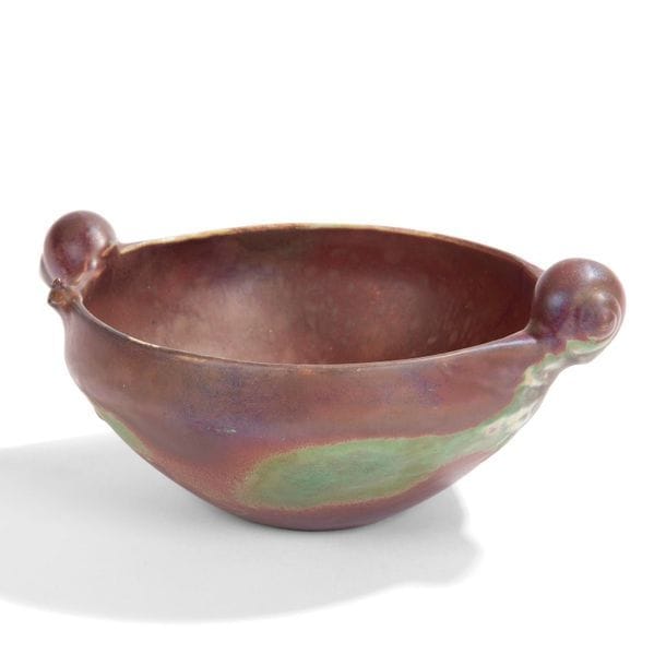 ERNEST BUSSIÈRE (1863-1913) ET KELLER & GUÉRIN À LUNÉVILLE
Sébile escargots
Coupe circulaire. Épreuve en céramique émaillée lie-de-vin irisé et nuancé par endroits de vert, les prises latérales figurées par des gastéropodes. Émail légèrement frotté sur le pourtour. Marquée K.G. Lunéville BUSSIÈRE sous la base. H. 6 cm – D. 17 cm 

Bibliographie : 
Céramiques végétales – Ernest Bussière et l’art nouveau – Musée de l’École de Nancy – Catalogue de l’exposition éponyme organisée du 21 juin au 25 septembre 2000 au Musée de l’École de Nancy. Modèle identique, à la couverte différente, reproduit sous le numéro 20 du catalogue.