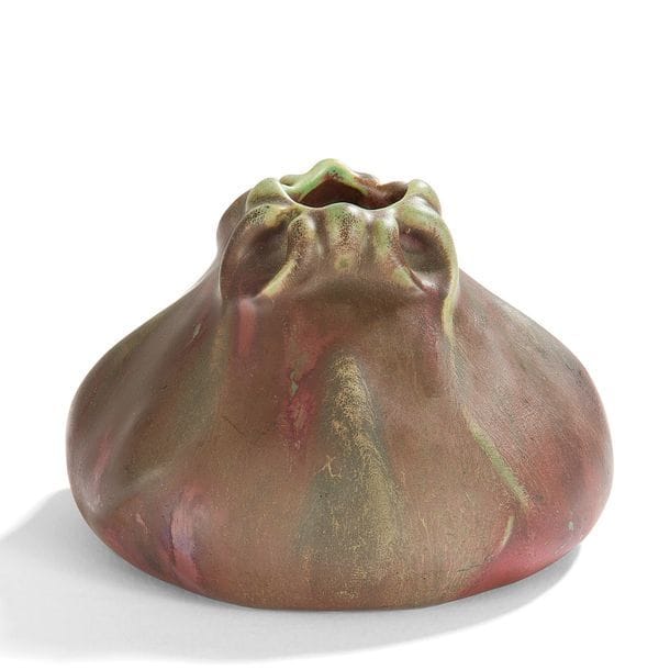 ERNEST BUSSIÈRE (1863-1913) ET KELLER & GUÉRIN A LUNÉVILLE
Embryon
Petit vase pansu de forme organique. Épreuve en céramique émaillé violine mat et nuancé de vert amande au col. Signé KG Lunéville BUSSIÈRE sous la base. H. 6,5 cm – D. 9 cm 

Bibliographie : 
Céramiques végétales – Ernest Bussière et l’art nouveau – Musée de l’École de Nancy – Catalogue de l’exposition éponyme organisée du 21 juin au 25 septembre 2000 au Musée de l’École de Nancy. Modèles identiques, aux couvertes différentes, reproduits sous les numéros 10, 11 et 12 catalogues.