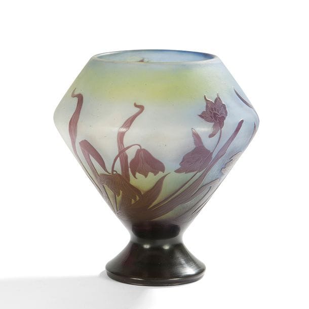 ÉTABLISSEMENTS GALLÉ (1904-1936) 
Iridacée
Vase toupie sur piédouche. Épreuve en verre multicouche au décor, dégagé à l’acide, traité aubergine sur fond lavande nuancé de jaune. Signé GALLÉ, en réserve gravé en camée à l’acide. H. 15 cm 
