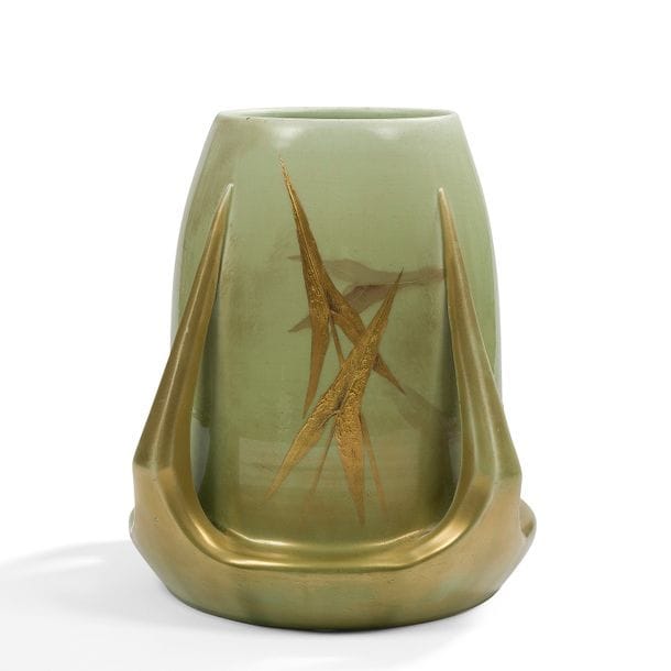 CLÉMENT MASSIER (1844-1917)
Sagittaires 
Grand vase borne, la base élargie formant quatre prises figurant des griffes. Épreuve en céramique émaillée vert et à l’or. Usures à l’or et petits sauts d’émail sur les griffes et en pourtour du col. Marqué du cachet Clément MASSIER Golfe Juan A.M. sous la base. H. 28 cm 