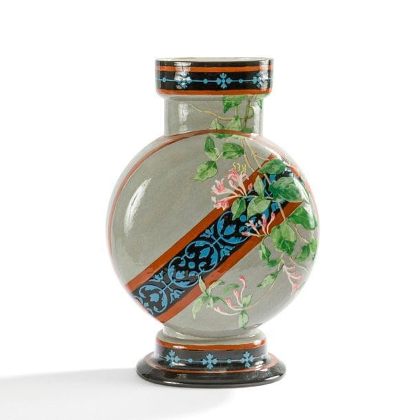 HIPPOLYTE BOULENGER FAÏENCERIE DE CHOISY-LE-ROI 
Plantes grimpantes
Vase lenticulaire méplat sur piédouche et à large col ovale. Épreuve en faïence émaillée polychrome sur fond gris. Porte le monogramme HB Choisy-le-Roi et les références D.379 et F.379 sous la base. H. 37 cm 