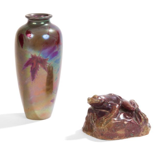 ART NOUVEAU - RÉUNION DE 2 ŒUVRES
ATTRIBUÉ À LA MANUFACTURE ANDRÉ DU BOUCHERON (1872-1955) & FREDERIC DANTON (1874-1929) – DÉCOR D’APRÈS R. GÉRIN 
Chardons et feuilles d’érable
Vase balustre à col évasé ourlé. Épreuve en céramique à décor lie-de-vin sur fond irisé. Signé R. GERIN vers la base et marqué des initiales L.D. sous la base. H. 15,5 cm 
GRÈS DE RAMBERVILLERS 
Grenouille
Presse-papiers zoomorphe. Épreuve en céramique émaillée, irisée et traitée violine nuancée d’ocre et de vert. Un petit éclat sous la base. Non marquée. D. 10 cm environ 