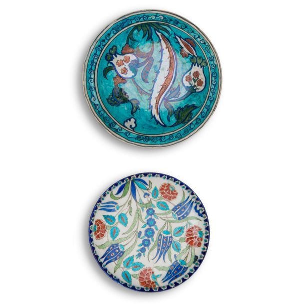 EDMOND LACHENAL (1855-1948) & JACQUES LACHENAL (1881- ?)
RÉUNION DE 2 ŒUVRES
Une coupe creuse et une coupe sur talon ; les décors dans le goût Iznik. Épreuves en céramique ; le décor floral émaillé bleu, vert et rouge sur fond blanc pour l’une, bleu, vert, rouge et blanc sur fond turquoise pour l’autre. Une grande fêlure recollée et deux éclats sur le pourtour de la coupe sur talon, usures d’émail sur le pourtour de la coupe creuse. Chacune marquée du cachet en creux LACHENAL au revers, la coupe également marquée Les Blessés Atelier LACHENAL. D. 29,5 cm & 26 cm 