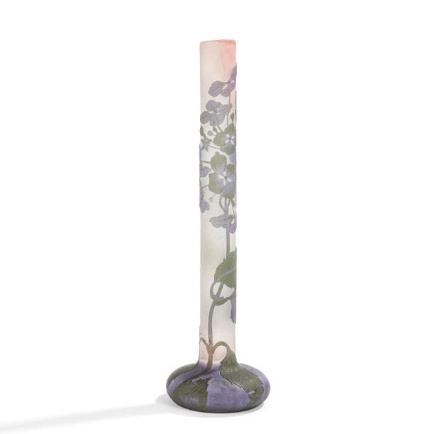 ÉTABLISSEMENTS GALLÉ (1904-1936) 
Hortensias
Vase oignon ; la base aplatie et le long col cylindrique. Épreuve en verre multicouche au décor, dégagé à l’acide, traité mauve et vert sur fond gris-blanc nuancé de rose vers le col. Signé GALLÉ à l’étoile, en réserve gravé en camée à l’acide. H. 28,5 cm 