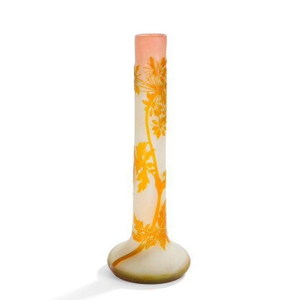 ÉTABLISSEMENTS GALLÉ (1904-1936) 
Ombellifères
Vase oignon ; la base renflée et le long col tube. Épreuve en verre multicouche au décor, dégagé à l’acide, traité ambre sur fond gris-blanc nuancé de rose vers le col. Signé GALLÉ, en réserve gravé en camée à l’acide. H. 44,5 cm 