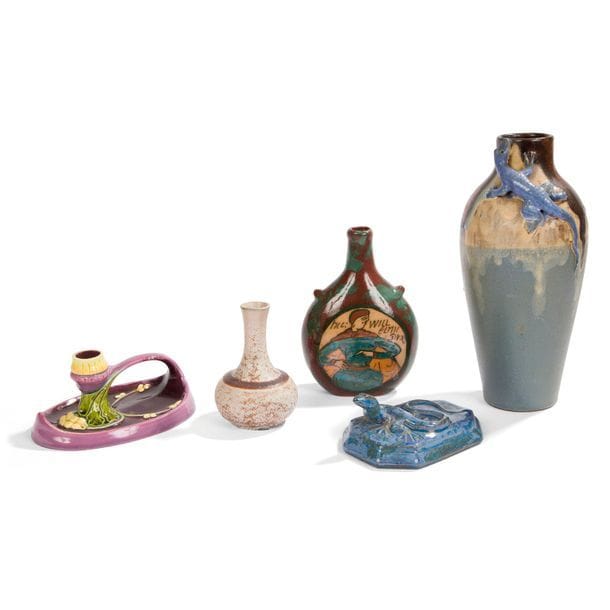 ART NOUVEAU - RÉUNION DE 5 ŒUVRES
SAINT HONORÉ 
Reptile 
Vase balustre à col droit. Épreuve en grès émaillé polychrome ; le décor du reptile traité en haut-relief sur l’épaulement. Signé ST HONORÉ et des lettres L.M sous la base. H. 25 cm 
PIERREFONDS 
Lézard bleu 
Presse-papiers. Épreuve en grès émaillé polychrome ; le reptile en ronde-bosse. Porte le cachet PIERREFONDS sous la base. 5,5 x 13 x 9 cm 
LOUIS-ÉTIENNE DESMANT (1844-1902) 
Guillaume Le Conquérant & le Roi Harold façon Tapisserie de Bayeux
Vase gourde méplat. Épreuve en céramique émaillée polychrome. Un saut d’émail sur le corps. Signé des initiales sous la base. H. 17 cm
ATELIER DE GLATIGNY 
Petit vase pansu à col trompette. Épreuve en céramique à couverte beige mouchetée mate et au décor d’un cercle brun sur l’épaulement. Signé GLATIGNY sous la base. 
H. 11,5 cm 
AUTRICHE 1900
Bougeoir de table. Épreuve en céramique émaillée jaune et vert sur fond violet. Une égrenure sur le pourtour de l’ouverture. Numéroté et marqué AUSTRIA sous la base. 
L. 16 cm 