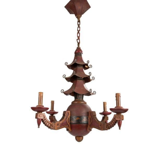 TRAVAIL DES ANNÉES 1900/1920 -ESTHÉTIQUE DE L’ASIE
Lustre à quatre bras de lumière. Le fût, en colonne de temple à pagodes, réalisé en tôle laquée aux motifs dorés. La base sphérique et les bras de lumière en bois sculpté polychromé aux motifs sculptés. H. 105 cm – D. 69 cm