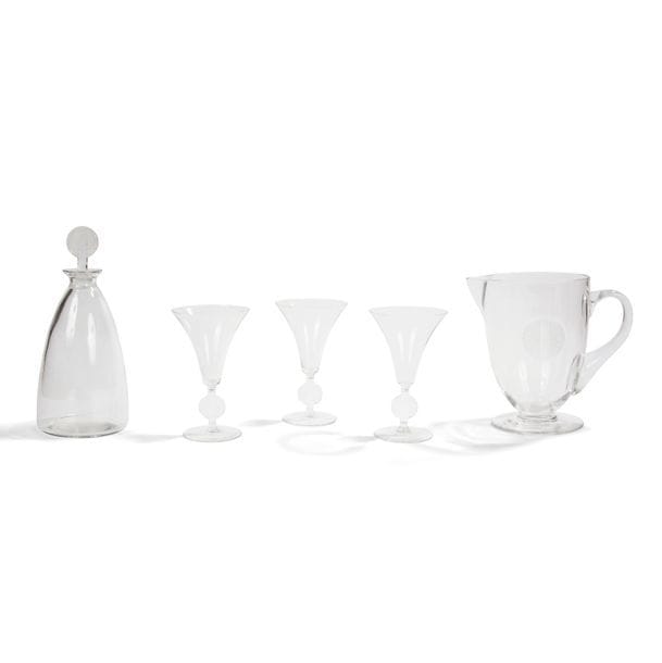 RENÉ LALIQUE (1860-1945) 
Obernai, le modèle créé en [1926]
Partie de service de verres comprenant une carafe, un broc et 3 verres à eau. Épreuves en verre incolore, en partie, satiné (Réf. Marcilhac 5052, 5052bis et 5053 page 832). Chocs sur la réception du bouchon de la carafe. Les verres signés R. LALIQUE, la carafe et le broc signés 
R. LALIQUE France sous la base. H. 19 cm – 25 cm & 16 cm 