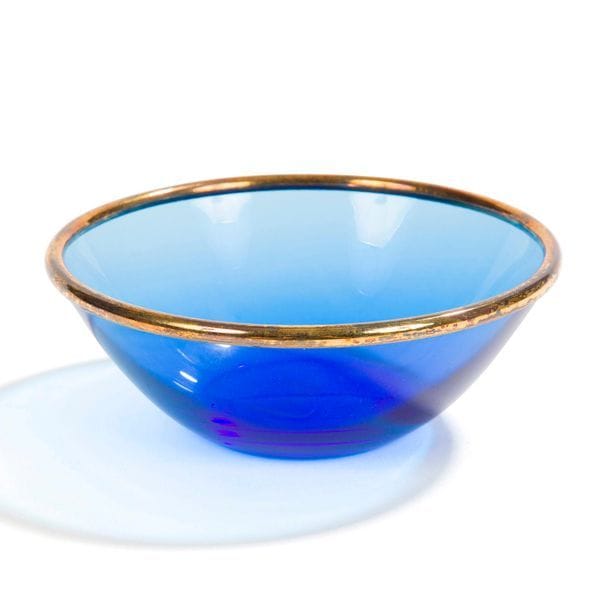 MAISON LALIQUE & PUIFORCAT FRANCE
Coupelle circulaire. Épreuve en cristal bleu, le bord cerclé de vermeil. Usures à la dorure. Présentée dans un coffret papier cartonné argent. Signée LALIQUE France sous la base et porte le poinçon de garantie sur la partie en vermeil. H. 4,5 cm – D. 12 cm 