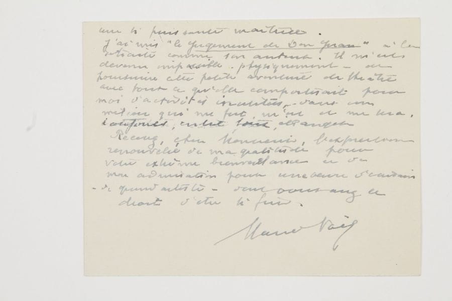 Marie Rouget, dite Marie NOËL (1883-1967). 2 L.A.S. « Marie Noël » et une note autographe, 1954 et s.d., [à Henry de Montherlant] ; 1 page in-8 et 3 pages in-16.
   « On me dit que je retrouverai dans vos pages le témoignage puissant que vous avez porté sur mon œuvre, mais, lisant lentement, goutte à goutte, je ne l’ai pas encore rencontré »... – Châtillon-sur-Indre 11 juin 1954, elle lui adresse des excuses pour les sollicitations dont il a été l’objet de la part de Points et Contrepoints... « J’ai vu avec joie que votre Port-Royal était reçu au Français. J’eusse aimé assister à la représentation, si je n’étais hors du monde – surtout de celui des spectacles [...] J’ai mis Le Jugement de Don Juan à la retraite comme son auteur. Il m’est devenu impossible – physiquement – de poursuivre cette petite aventure au théâtre »... – Elle demande le nom de quelques acteurs de la troupe Hébertot, « puisque je suis décidée, en somme, à tenter l’aventure »...
