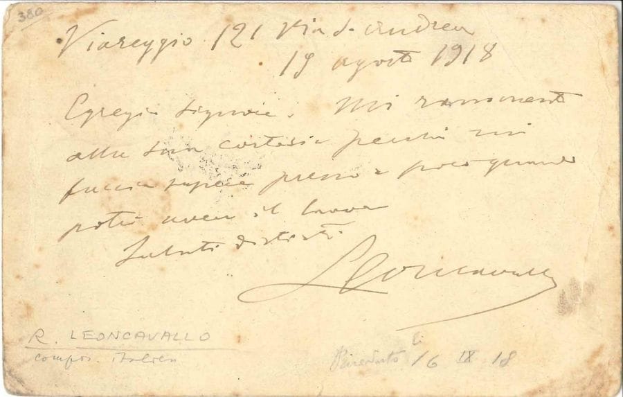 Ruggiero LEONCAVALLO (1858-1919). L.A.S., Viareggio 19 août 1918, au soldat Giuseppe Prodomo, à Massa ; carte postale oblong in-12, adresse au verso (un peu défraîchie) ; en italien.
   Il se rappelle à sa gentillesse pour finir un travail.
   On joint une L.A.S. de Francesco Santoliquido à une dame, Hammamet (Tunisie) 17 février 1924.
