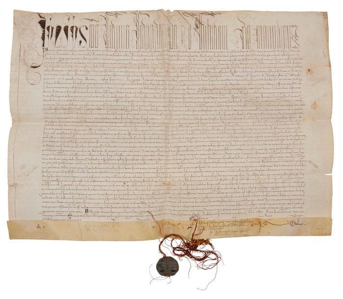 Giuliano Della ROVERE, JULES II (1443-1513) Pape en 1503, il fut un grand mécène et fit construire la basilique de Saint-Pierre. Bulle manuscrite en son nom, Ostie novembre 1509 ; vélin in-plano (37 x 52 cm), « Julius » avec initiale fleurie et la première ligne en grandes lettres ornées, sceau en plomb Iulius Papa II pendant sur cordelette jaune et rouge ; en latin.
   Le Pape s’adresse à Lodovico Jacopo degli Attendoli alias de Mazolis, recteur de l’église paroissiale et archiprêtre de San Stefano de Barbiano dans le diocèse d’Imola, pour régler un différend entre les églises San Stefano et San Michele de Poggio Renatico, du diocèse de Bologne, concernant les bénéfices ecclésiastiques. La sentence rendue précise l’amende et nomme à la tête de ces églises de nouveaux chanoines, rappelant la primauté du pape pour régler les conflits internes à l’Église, en faisant référence aux Papes Jean XXII et Boniface VIII... Une douzaine de signatures de chancellerie figurent au bas de cette bulle.
