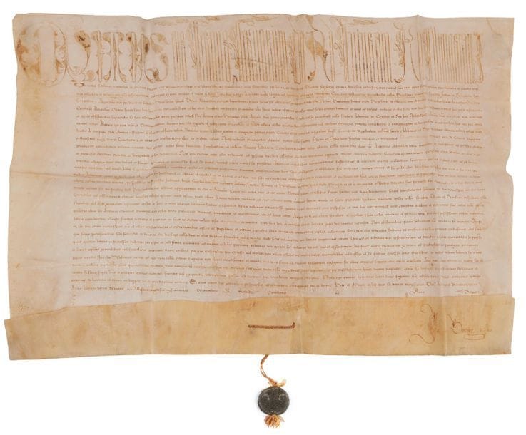 Giulio de MEDICI, CLEMENT VII (1478-1534) Pape en 1523, il subit le sac de Rome et fut un grand mécène. Bulle manuscrite en son nom, Rome à Saint-Pierre 18 des calendes de décembre (15 novembre) 1523, 1re année de son pontificat ; vélin in-plano (43 x 63 cm), « Clemens » et la 1re ligne en grandes lettres ornées (et un peu oxydées), sceau en plomb Clemens PP VII pendant sur cordelette rouge et jaune ; en latin.
   Attribution de la cure de l’église paroissiale de San Fabiano et San Sebastiano de Carantino, dans le diocèse d’Alessandria, après la résignation de son titulaire Pietro Scarampi, qui l’avait obtenue de Frencesco Guasino, des chanoines d’Alessandria, en faveur d’Antonio Scarampi, clerc du diocèse d’Aquino... Une douzaine de signatures de chancellerie au bas du document.
