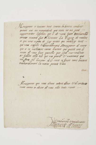 Marguerite de France, duchesse de SAVOIE (1523-1574) fille de François Ier et de Claude de France, elle fut duchesse de Berry, puis duchesse de Savoie après son mariage (1559) avec Emmanuel-Philibert de Savoie (1528-1580). L.A.S. « Marguerite de France », [vers 1550 ?, à Henri II] ; 1 page petit in-fol., adresse « au Roy Monsigneur et frere ».
   Belle lettre à son frère Henri II.
   « Monsigneur je toujours tant connu la bonne voulonté qu’avés eue an mon androit que rien ne me peut auguemanter l’afection que je de vous faire tres humble servise m’aiant fait cet honneur La Royne [Catherine de Medicis] de me dire ce qui vous a pleu de luy escrire qui m’oblige tant que vous supplie tres humblemant Monsigneur de croire que je ne m’estimeré jamés heureuse que quant jaré le moien de vous faire paroistre par efect ma voulonté et fidelité estre tele que ma parole & m’asurant que me ferés set honneur de le croire je finiré vous baisant tres humblemant les mains »…
   Ancienne collection Alfred Morrison (t. VI, p. 81).
