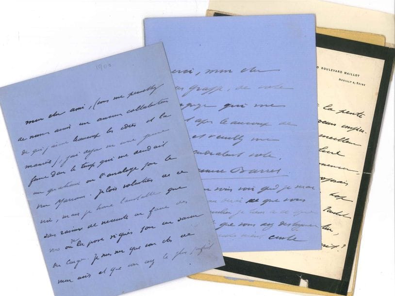 Maurice BARRÈS (1862-1923). 4 L.A.S., 1900-1916 ; 7 pages et demie in-8, 2 enveloppes.
   [23 septembre 1900], à Edmond Pilon : « j’ai déjà eu une jeune femme dans le temps qui me demandait un quatrain ou l’analyse pour le vin Mariani. […] Je suis sûr que vous êtes de mon avis et que vous avez le plus parfait mépris, intellectuel s’entend, pour ces dégradés qui boivent à la bouteille des pharmaciens et font les plaisantins dans ses volumes prospectus »… 13 octobre 1900, à Georges Grappe, le remerciant pour son témoignage « qui me parvient après beaucoup de détours »… 1er août 1903 : « Je ne résiste pas à la pente de vous dire que vos sœurs inspiratrices n’auront point de meilleur lecteur que moi. Ce petit livre que vous me paraissez commencer depuis des années je me proposais de l’écrire et j’en amassais trop lentement les matériaux. […] Vous m’aiderez à le rêver de plus près »… Paris 5 novembre 1916, à Georges Hoog : « Vous me dites ces choses charmantes, où je vois les éléments d’un article bien curieux, voulez-vous que je sois ainsi votre collaborateur ? »… On joint 3 envois et une carte de visite de Mme Barrès.
