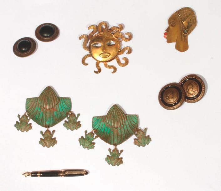 Lot de bijoux fantaisie américains en métal : dont paire de boucles d'oreilles nénuphars, broche profil de négresse, broche stylo, broche soleil (Joseff)

YVES SAINT LAURENT. Clips d'oreilles en métal et onyx. Joint: 2 boutons de manchettes à profil féminin métal

