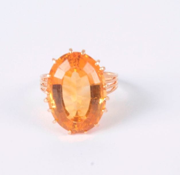 Bague en fils d'or 18K (750), sertie d'une citrine de forme ovale. Tour de doigt: 55. Poids brut: 6,6 g