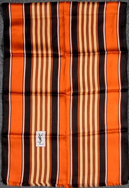 Lots de 12 foulards et 1 étole en soie, dont Emanuel UNGARO, YVES SAINT LAURENT, Jean-Louis SCHERRER, Guy LAROCHE, LANVIN.

Traces, tâches.