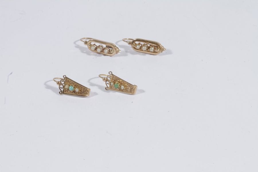 Lot de deux paires de boucles d'oreilles poissardes en or 18K (750). Travail français de la fin du XIXe siècle. Poids brut: 4 g