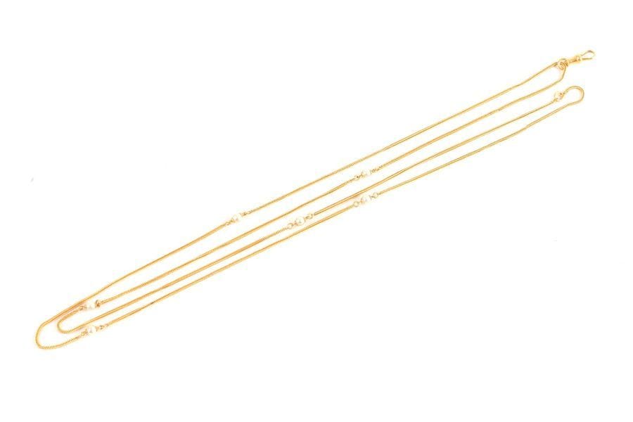 Chaîne de montre en or 9K (375 ‰), maillons colonne, scandée de perles. Poids brut : 13,5 g