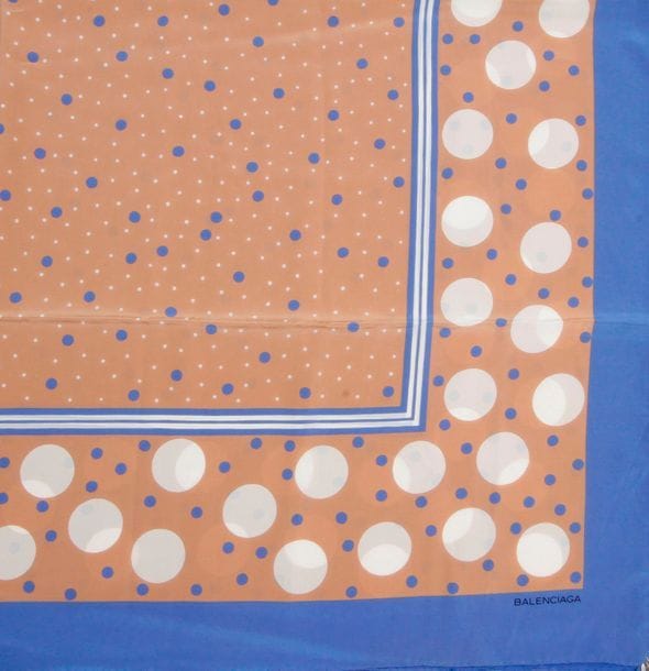 BALENCIAGA. Grand foulard en soie fond marron, entourage bleu.

140 x 140 cm, bon état.

On joint un petit foulard en coton BALENCIAGA fond bleu (bon état) et un petit foulard GUCCI en coton à décor d'étriers (taches).