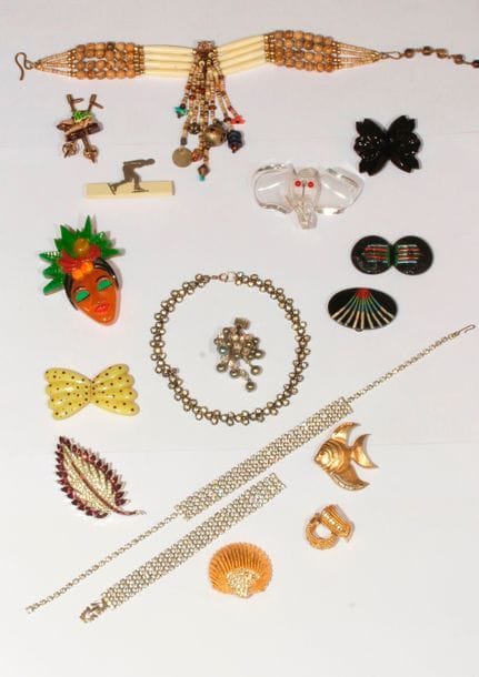 Lot de bijoux américains vintage en métal argentés ou dorés et verres de couleur de marque Napier, Coro Craft, Boucher, Sassen, Pell, Trifari, Truart, All My Baskets, Carlyle. On y joint une broche Christian Dior, un bracelet en argent et pierres du rhin, un bracelet 4 rangs de perles de matériaux différents

