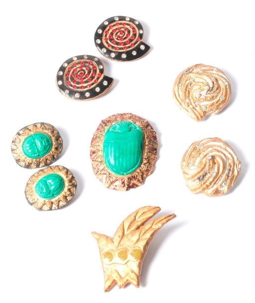 Lot de bijoux fantaisie Billy Boy ornés de pâtes de verre comprenant : une broche et une paire de clips d'oreilles ornés de scarabés, une paire de clips d'oreilles tourbillons et une paire de clips d'oreilles escargots, une broche en forme de feuille stylisée.