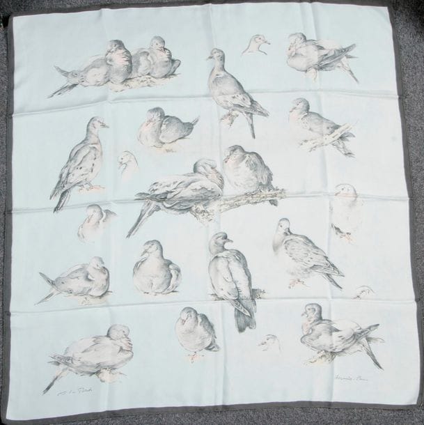Lot de 2 Carrés HERMÈS :

"A la fenêtre du chasseur", fond beige, entourage bleu canard. Signé M de Linarès.

(Légères traces).

Carré à décor de pigeons sur fond vert d'eau. Signé X de Poret.

(Traces)