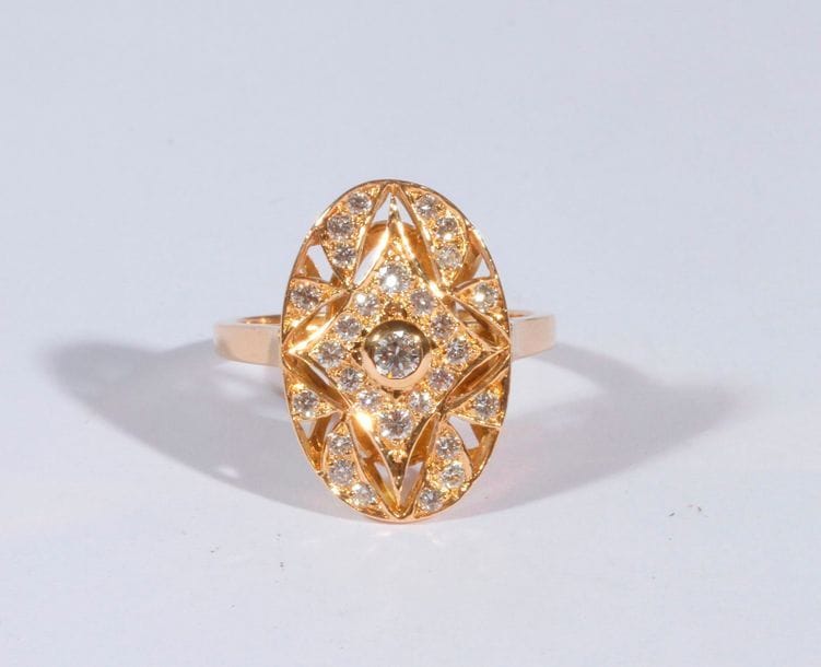 Bague en or 18K (750), chaton ovale serti de diamants ronds. Tour de doigt: 52/53. Poids brut: 4,5 g