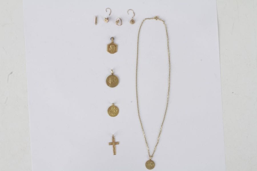 Lot de bijoux et bris d'or 18K (750) comprenant: une chaîne, deux médailles, une croix. Poids: 13,9 g (on joint deux médailles en métal)