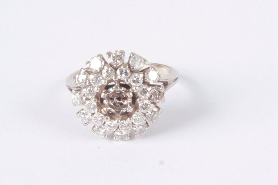 Bague en fils d'or gris 18K (750), le chaton orné de deux couronnes de diamants ronds. Tour de doigt: 53/54. Poids brut: 6,1 (manque la pierre de centre)