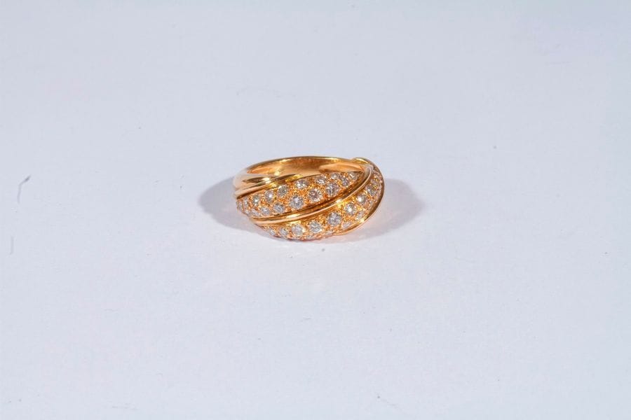Bague en or 18K (750), ornée de diamants pavés. Tour de doigt: 52. Poids brut: 7,2 g