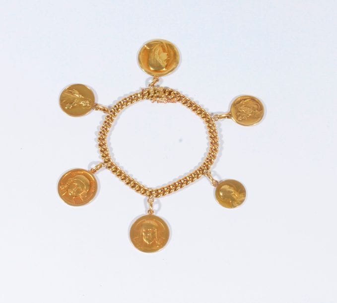 Bracelet en or 18K (750), retenant en pampilles 6 médailles en or 18K. Poids: 64,8 g