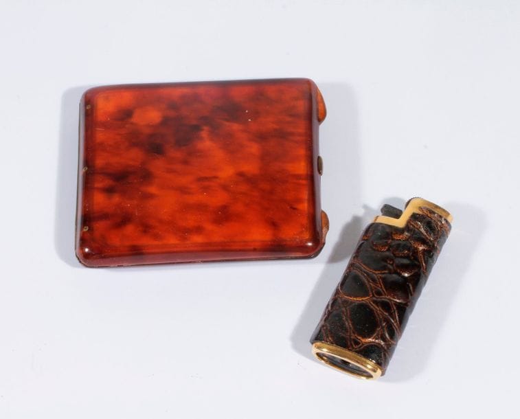 Lot comprenant: un briquet en métal et un poudrier en écaille.