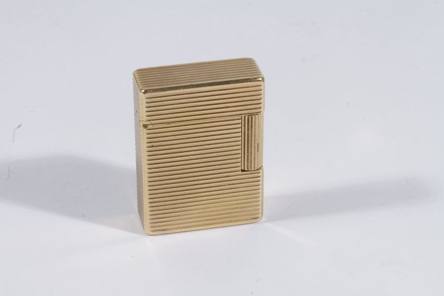 DUPONT. Briquet en métal doré guilloché. Signé et numéroté
