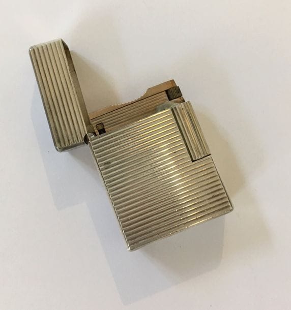 DUPONT. Briquet en métal guilloché. Signé et numéroté