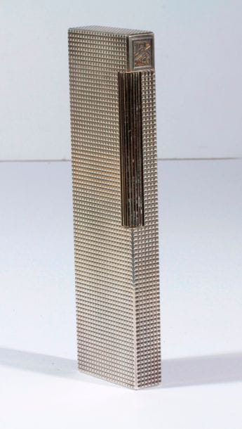 S.T. Dupont. Briquet de table en métal argenté à décor de pointes de diamant.

H. : 14 cm