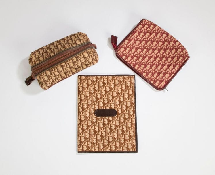 Christian DIOR. Made in France, Steerhide.

2 pochettes en toile monogramme et cuir bordeaux ou marron, fermeture éclair.

 25 x 19 cm - 25 x 15 cm

On joint un porte document assorti.

30 x 23 cm

 (Bon état, légères usures d'usage)