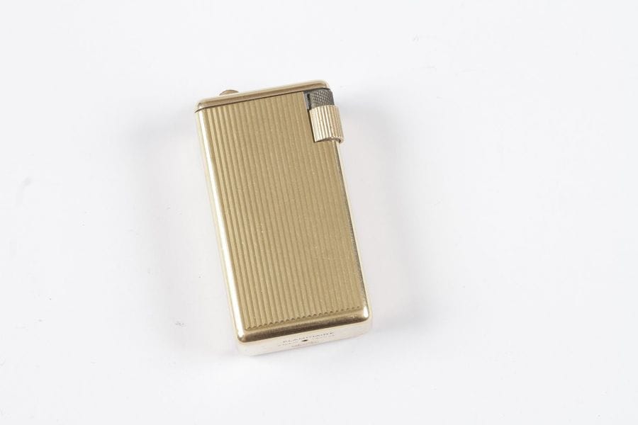 QUERRIA. Briquet en or 18K (750) guilloché, modèle Flaminaire. Poids brut: 93,1 g