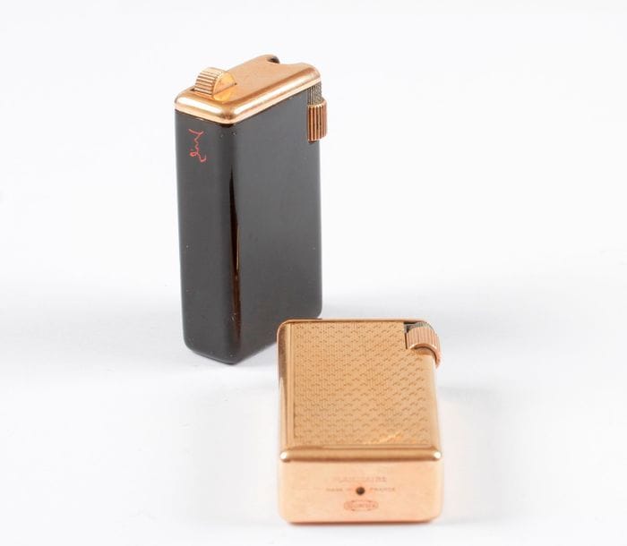 QUERRIA. Briquet en or 18K (750) guilloché, modèle Flaminaire. Poids brut: 89,4 g (on joint un second briquet émaillé, la partie supérieure en or 18K, poids brut: 75,5 g)