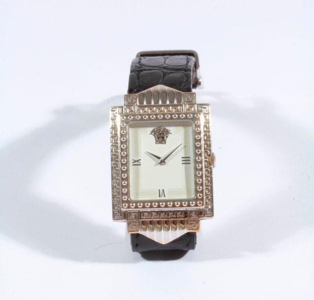 VERSACE. Montre bracelet d'homme en acier, le cadran souligné de frises grecques. Mouvement quartz. Le bracelet en cuir noir.